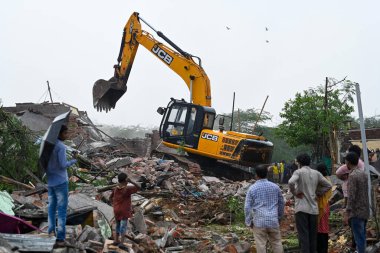 NEW DELHI INDIA MAYIS 12023 ASI ve bölge yönetimi 1 Mayıs 2023 'te Sanchit Khanna Hindustan Times tarafından Yeni Delhi Hindistan' da Tughlaqabad Kalesi yakınlarındaki yasadışı binaları yıktılar.