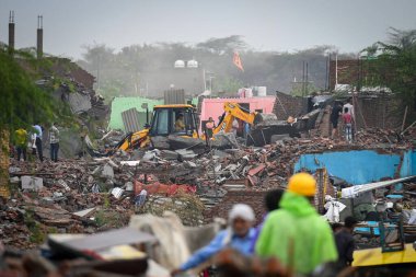 NEW DELHI INDIA MAYIS 12023 ASI ve bölge yönetimi 1 Mayıs 2023 'te Sanchit Khanna Hindustan Times tarafından Yeni Delhi Hindistan' da Tughlaqabad Kalesi yakınlarındaki yasadışı binaları yıktılar.