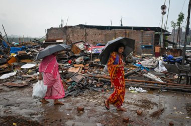 NEW DELHI, INDIA: 1 Mayıs 2023 - Yıkılmış binalardan değerli eşyalarını alırken, YMB ile birlikte Tughlaqabad Kalesi yakınlarındaki yasadışı yapıların yıkımını gerçekleştirdiği görülüyor.. 