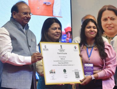 Yeni Delhi Hindistan 01 Mayıs 2023 Delhi Vali Vinai Kumar Saxena Dışişleri ve Kültür Bakanı Meenakshi Lekhi delhi genel sekreteri Naresh Kumar ile birlikte RPL sertifikalarını 1600 'lere dağıttı
