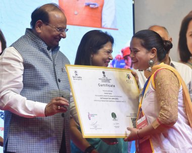 NEW DELHI INDIA MAYIS 12023 Delhi Valisi Vinai Kumar Saxena Dışişleri ve Kültür Bakanı Meenakshi Lekhi Delhi genel sekreteri Naresh Kumar MSDE Atul Kumar Tiwari kazanana sertifikasını sundu 