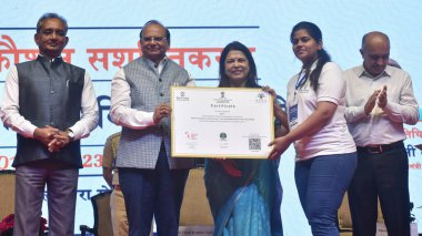 NEW DELHI INDIA MAYIS 12023 Delhi Valisi Vinai Kumar Saxena Dışişleri ve Kültür Bakanı Meenakshi Lekhi Delhi genel sekreteri Naresh Kumar MSDE Atul Kumar Tiwari kazanana sertifikasını sundu 