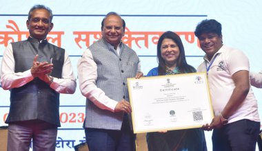 NEW DELHI INDIA MAYIS 12023 Delhi Valisi Vinai Kumar Saxena Dışişleri ve Kültür Bakanı Meenakshi Lekhi Delhi genel sekreteri Naresh Kumar MSDE Atul Kumar Tiwari kazanana sertifikasını sundu 