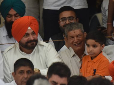 NEW DELHI INDIA MAYIS 12023 Uttarakhand eski başbakanı Harish rawat ve kongre lideri Navjot Singh Sidhu güreşçiler bajrang Punia Vinesh Phogat Sakshi Malik ile dokuzuncu günde yaptıkları protesto sırasında