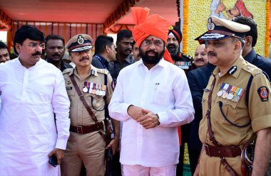 MUMBAI INDIA MAYIS 12023 CM Eknath Shinde, 1 Mayıs 2023 tarihinde Shivaji Park Dadar 'da düzenlenen Maharashtra Günü anma töreninden sonra Mumbai Polis Komiseri Vivek Phansalkar ve Polis Özel Komiseri Deven Bharti ve milletvekili Rahul Shewale ile iletişime geçti.