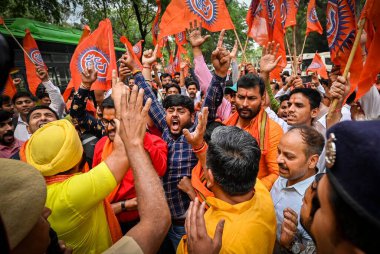 NEW DELHI INDIA: 1 Mayıs 2023 - Vishwa Hindu Parishad ve Bajrang Dal üyeleri, Kongre Partisi 'nin Akbar Yolu' ndaki AICC genel merkezi önünde Bajrang Dal hakkında yaptığı açıklamalara karşı sembolik bir protesto sırasında slogan attılar.