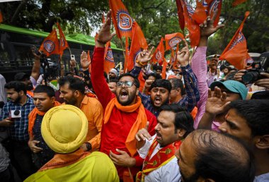 NEW DELHI INDIA: 1 Mayıs 2023 - Vishwa Hindu Parishad ve Bajrang Dal üyeleri, Kongre Partisi 'nin Akbar Yolu' ndaki AICC genel merkezi önünde Bajrang Dal hakkında yaptığı açıklamalara karşı sembolik bir protesto sırasında slogan attılar.