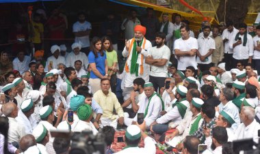 NEW DELHI INDIA MAYIS 2 2023 Bharatiya Kisan Union BKU lideri Rakesh Tikait güreşçiler Bajrang Punia, Vinesh Phogat, Sangita Phogat ve diğerleri Hindistan Güreş Federasyonu 'na karşı düzenlenen protesto sırasında 