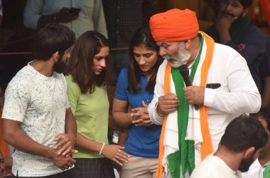 NEW DELHI INDIA MAYIS 2 2023 Bharatiya Kisan Union BKU lideri Rakesh Tikait güreşçiler Bajrang Punia, Vinesh Phogat, Sangita Phogat ve diğerleri Hindistan Güreş Federasyonu 'na karşı düzenlenen protesto sırasında 
