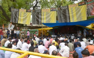 Hindistan Güreş Federasyonu başkanı Brij Bhushan Saran 'a karşı 2 Mayıs 2023' te Yeni Delhi 'de düzenlenen Jantar Mantar' da düzenlenen protesto gösterisinde Güreşçiler Bajrang Punia Vinesh Phogat ve Sakshi Malik 'i destekleyenler 2 Mayıs 2023' te Yeni Delhi Hindistan Güreşçisi Brij Bhushan Saran