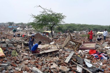 YENİ DELHI INDIA MAYIS 2 2023 YÖNETMEN Yıkılmış yapılardan kendi değerli eşyalarını alırken, YASI ve bölge yönetiminin 2 Mayıs 2023 'te Yeni Delhi Ind' de Tughlaqabad Kalesi yakınlarındaki yasadışı yapıları yıkmak için yürüttüğü görülüyor.