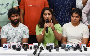 NEW DELHI INDIA 2 Mayıs 2023 Protesto güreşçileri Bajrang Punia Vinesh Phogat ve Sakshi Malik 2 Mayıs 2023 tarihinde Yeni Delhi 'de Jantar Mantar' da basın mensuplarına seslendi.