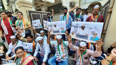 MUMBAI INDIA MAYIS 12023 NCP Liderleri ve Sharad Pawar destekçileri, 2 Mayıs 2023 'te Mumbai' de Hindistan 'daki Sharad Pawar ofisinin önünde parti başkanlığından istifa etmesi sonrasında istifa etmesi için dayanışma içinde bir Dharna sahneledi. 