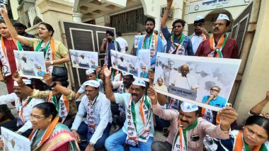 MUMBAI INDIA MAYIS 12023 NCP Liderleri ve Sharad Pawar destekçileri, 2 Mayıs 2023 'te Mumbai' de Hindistan 'daki Sharad Pawar ofisinin önünde parti başkanlığından istifa etmesi sonrasında istifa etmesi için dayanışma içinde bir Dharna sahneledi. 