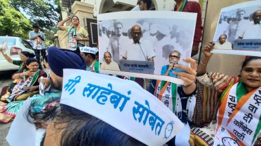 MUMBAI INDIA MAYIS 12023 NCP Liderleri ve Sharad Pawar destekçileri, 2 Mayıs 2023 'te Mumbai' de Hindistan 'daki Sharad Pawar ofisinin önünde parti başkanlığından istifa etmesi sonrasında istifa etmesi için dayanışma içinde bir Dharna sahneledi. 