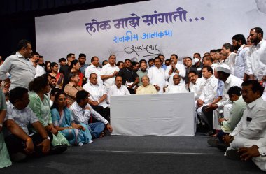 MUMBAI INDIA MAYIS 2 2023 Milliyetçi Kongre Başkanı NCP başkanı Sharad Pawar, otobiyografisinin ikinci bölümü olan Lok Majhe Sangati Siyasi Otobiyografisi ile Y B Chavan Merkezi 'nde emekliliğini açıkladı. 