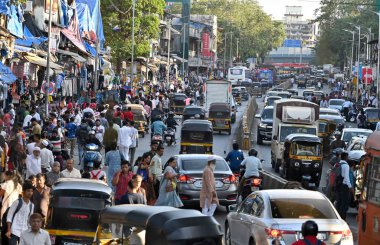 MUMBAI INDIA MAYIS 2 2023 Hawkers, 2 Mayıs 2023 'te Mumbai Hindistan' da Andheri West istasyonunun dışındaki yola ve patikaya girdi. Fotoğraf Vijay Bate Hindustan Times