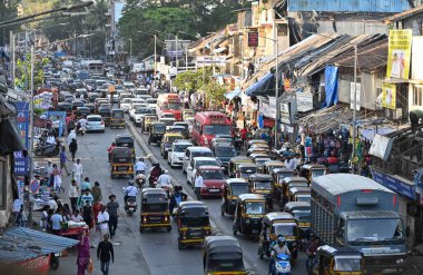 MUMBAI INDIA MAYIS 2 2023 Andheri West 'teki S V Yolu üzerinde 2 Mayıs 2023 Hindistan Fotoğrafı Vijay Bate Hindustan Times