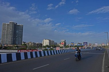 MUMBAI INDIA MAYIS 2 2023 Motorcular 2 Mayıs 2023 'te Hindistan' ın Mumbai şehrinde gökyüzü bulutluyken üstgeçitte araba sürerken Vijay Bate Hindustan Times