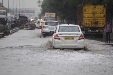 GURUGRAM INDIA MAYIS 3 2023 Araçlar yağmurda Khandsa 'dan Narsight köyüne doğru yürüdü Shani Mandir yakınlarındaki NH 48 servis yolunda 3 Mayıs 2023' te Gurugram Hindistan 'da Parveen Kumar Hindustan Times tarafından çekilmiştir.