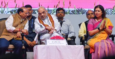 NEW DELHI INDIA Mayıs 3 2023 Birlik İçişleri Bakanı Amit Şah Delhi LG Vinai Kumar Saxena ve Dış İlişkiler Bakanı Meenakshi Lekhi, 3 Mayıs 2023 tarihinde Yeni Delhi Hindistan 'daki Talkatora Indoor Stadyumu' ndaki NDMC personeline atama mektuplarını gönderdi. 