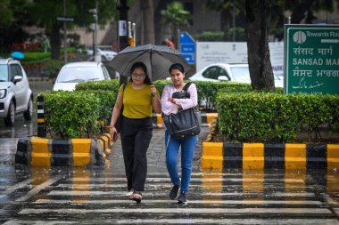 NEW DELHI INDIA MAYIS 32023 Yağmurlu bir günde Sansad Marg 'da Sanchit Khanna Hindustan Times tarafından 3 Mayıs 2023' te Yeni Delhi 'de çekilmiştir.