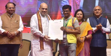 NEW DELHI INDIA Mayıs 3 2023 Birlik İçişleri Bakanı Amit Şah Delhi LG Vinai Kumar Saxena ve Dış İlişkiler Bakanı Meenakshi Lekhi, 3 Mayıs 2023 tarihinde Yeni Delhi Hindistan 'daki Talkatora Indoor Stadyumu' ndaki NDMC personeline atama mektuplarını gönderdi. 
