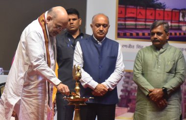 NEW DELHI INDIA 3 Mayıs 2023 Birlik İçişleri ve İşbirliği Bakanı Amit Şah LG Delhi Vinai Kumar Saxena ve diğerleri 3 Mayıs 2023 tarihinde Talkatora Salon Stadyumu 'ndaki NDMC personeline gönderilen atama mektupları şu anda lambayı yakıyorlar.