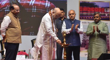 NEW DELHI INDIA 3 Mayıs 2023 Birlik İçişleri ve İşbirliği Bakanı Amit Şah LG Delhi Vinai Kumar Saxena ve diğerleri 3 Mayıs 2023 tarihinde Talkatora Salon Stadyumu 'ndaki NDMC personeline gönderilen atama mektupları şu anda lambayı yakıyorlar. 