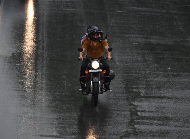 NOIDA INDIA MAYIS 32023 hafif yağmurda 38. sektör üzerinde 3 Mayıs 2023 Noida Hindistan Fotoğrafı: Sunil Ghosh Hindustan Times