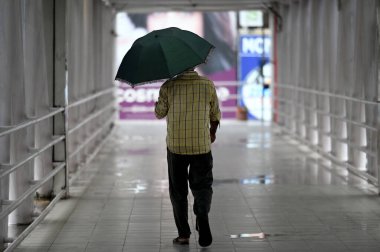 NOIDA INDIA MAYIS 32023 hafif yağmurda 38. sektör üzerinde 3 Mayıs 2023 Noida Hindistan Fotoğrafı: Sunil Ghosh Hindustan Times