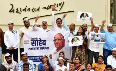 MUMBAI INDIA Mayıs 3 2023 NCP çalışanları, NCP başkanı Sharad Pawar 'ın 3 Mayıs 2023' te Mumbai Hindistan 'da Bhushan Koyande Hindustan Times tarafından çekildiği fotoğrafta, Y B Chavan Merkezi Nariman Point' te parti başkanlığından istifa etmesi çağrısında bulundu.