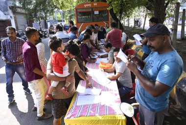LUCKnow INDIA MAYIS 4 2023 Oy verenler, 4 Mayıs 2023 tarihinde Lucknow India 'da yapılan Rani Laxmi Bhai Memorial School Chinhat blok yerel seçimleri sırasında isimlerini bulmak için mücadele ediyor.