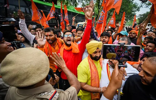 NEW DELHI INDIA: 1 Mayıs 2023 - Vishwa Hindu Parishad ve Bajrang Dal üyeleri, Kongre Partisi 'nin Akbar Yolu' ndaki AICC genel merkezi önünde Bajrang Dal hakkında yaptığı açıklamalara karşı sembolik bir protesto sırasında slogan attılar.