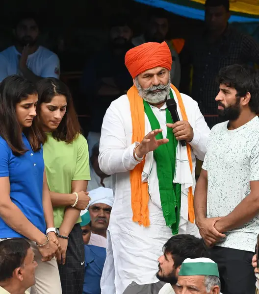 NEW DELHI INDIA MAYIS 2 2023 Rakesh Tikait Ulusal sözcüsü Bharatiya Kisan Union BKU ile güreşçiler Sangita Phogat Vinesh Phogat ve Bajrang Punia, Jantar Mantar 'daki protestocuları desteklemek için Mayıs ayında yaptıkları konuşmada 