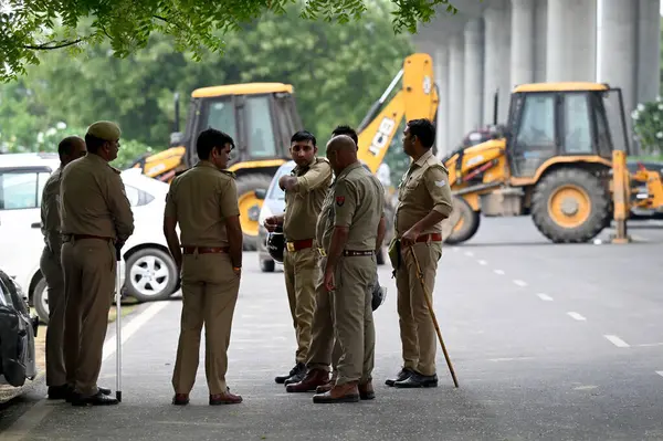 GREATER NOIDA MAYIS 2 2023 Polis personeli Büyük Noida Otoritesi yakınlarındaki çiftçiler protesto sahasında 2 Mayıs 2023 Büyük Noida Hindistan Fotoğrafı Santosh Kumar Hindustan Times