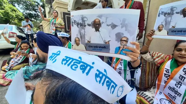 MUMBAI INDIA MAYIS 12023 NCP Liderleri ve Sharad Pawar destekçileri, 2 Mayıs 2023 'te Mumbai' de Hindistan 'daki Sharad Pawar ofisinin önünde parti başkanlığından istifa etmesi sonrasında istifa etmesi için dayanışma içinde bir Dharna sahneledi. 