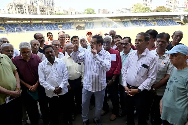 MUMBAI INDIA 2 Mayıs 2023 BJP MLA Ameet Satam, Veera Desai Road Andheri West 'te 2 Mayıs 2023' te Vijay Bat 'ın çektiği Vijay Bat' ın çektiği fotoğraf üzerine Andheri Spor Kompleksi vatandaşlarıyla birlikte bilinen Shahaji Raje Bhosale Krida Sankul 'yi ziyaret etti.