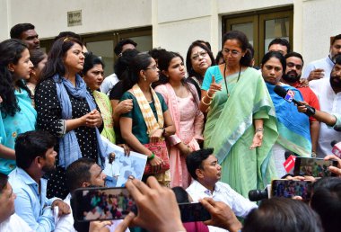 MUMBAI INDIA: 4 Mayıs 2023 - Milliyetçi Kongre Partisi NCP lideri Supriya Sule, Dharna sırasında parti çalışanları ve destekçileriyle iletişime geçerek Pawar 'ı parti genel başkanlığından istifa etmeye çağırdı.