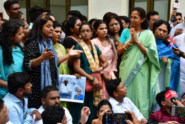 MUMBAI INDIA: 4 Mayıs 2023 - Milliyetçi Kongre Partisi NCP lideri Supriya Sule, Dharna sırasında parti çalışanları ve destekçileriyle iletişime geçerek Pawar 'ı parti genel başkanlığından istifa etmeye çağırdı.