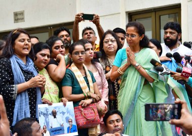 MUMBAI INDIA: 4 Mayıs 2023 - Milliyetçi Kongre Partisi NCP lideri Supriya Sule, Dharna sırasında parti çalışanları ve destekçileriyle iletişime geçerek Pawar 'ı parti genel başkanlığından istifa etmeye çağırdı.