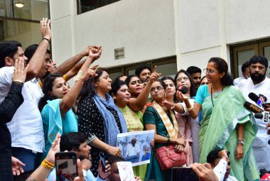 MUMBAI INDIA: 4 Mayıs 2023 - Milliyetçi Kongre Partisi NCP lideri Supriya Sule, Dharna sırasında parti çalışanları ve destekçileriyle iletişime geçerek Pawar 'ı parti genel başkanlığından istifa etmeye çağırdı.