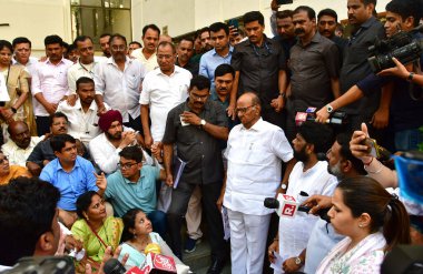 MUMBAI INDIA, 4 Mayıs 2023: Milliyetçi Kongre Partisi 'nin üst düzey başkanı NCP Sharad Pawar, Dharna' ları sırasında parti çalışanları ve destekçileriyle iletişime geçerek, kendisini Y B Chavan Merkez Nariman Noktası 'ndaki parti başkanlığından istifasını gözden geçirmeye çağırdı.