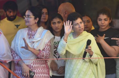 NEW DELHI INDIA 5 Mayıs 2023 Kongre liderleri Kumari Selja Kiran Choudhry 5 Mayıs 'ta Jantar Mantar' da Güreş Federasyonu başkanı Brij Bhushan Sharan 'a karşı düzenlenen protesto sırasında Güreşçiler Sakshi Malik Sangeeta Phogat ve diğerleriyle bir araya geldi. 