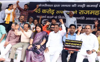 NEW DELHI INDIA 5 Mayıs 2023 Kıdemli BJP liderleri Meenakshi Lekhi Ramvir Singh Bidhuri Harsh Vardhan ve diğerleri Delhi Başbakanı Arvind Kejriwal 'ın 5 Mayıs 2023' te Yeni Delhi 'deki konutunda düzenlenen protesto sırasında BJP Kejriwa' ya saldırıyor.