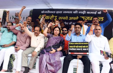 NEW DELHI INDIA 5 Mayıs 2023 Kıdemli BJP liderleri Meenakshi Lekhi Ramvir Singh Bidhuri Harsh Vardhan ve diğerleri Delhi Başbakanı Arvind Kejriwal 'ın 5 Mayıs 2023' te Yeni Delhi 'deki konutunda düzenlenen protesto sırasında BJP Kejriwa' ya saldırıyor.