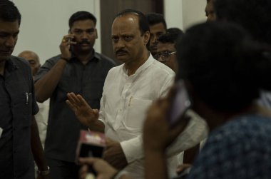 MUMBAI INDIA 5 Mayıs 2023 NCP lideri Ajit Pawar, 5 Mayıs 2023 tarihinde Mumbai 'de NCP Parti Ofisi Ballard Estate' te parti çalışanlarıyla etkileşime girerken görüldü.