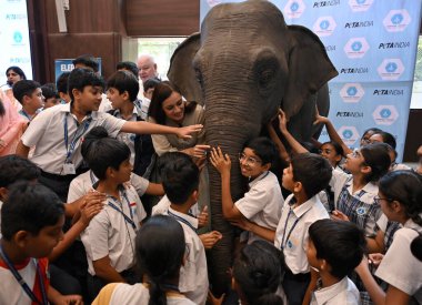 MUMBAI INDIA MAYIS 5 2023 Bollywood aktörü Dia Mirza ve Hayvanlara Etik Muamele İçin İnsanlar PETA, Hindistan 'ın dört bir yanındaki okulları ziyaret ederek hayvanlara empati kurmayı öğretecek olan şaşırtıcı derecede gerçekçi gerçek boyutlardaki animatronik fil Ellie' nin açılışını yapacak. 