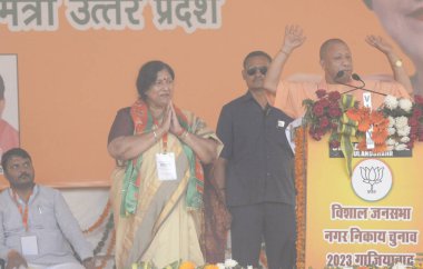 GHAZIABAD INDIA 5 Mayıs 2023 Gaziabad Belediye Başkanı adayı Sunita Dayal, Uttar Pradesh Genel Sekreteri Yogi Adityanath 'ı Kavi Nagar Ramlila Meydan' da 5 Mayıs 2023 tarihinde Hindistan 'ın Gaziabad kentinde düzenlenen seçim mitinginde karşıladı.