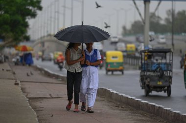 NEW DELHI INDIA MAYIS 6: 2023 Ani hafif yağmurda NH24 'te 6 Mayıs 2023' te Yeni Delhi Hindistan Fotoğraf: Raj K Raj Hindustan Times